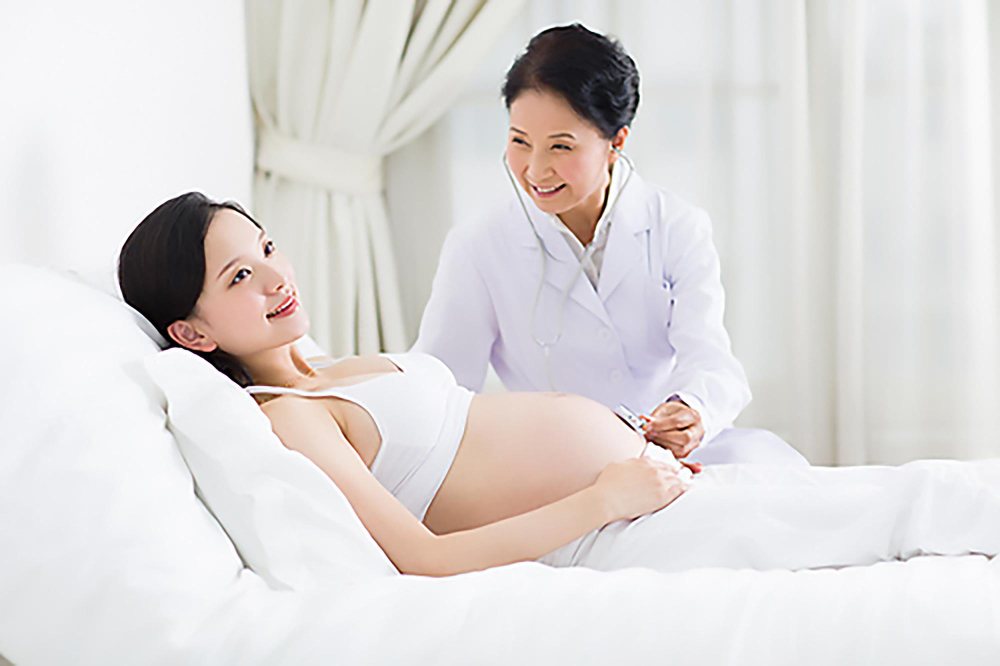 An obstetrics doctor checking a pregnant woman