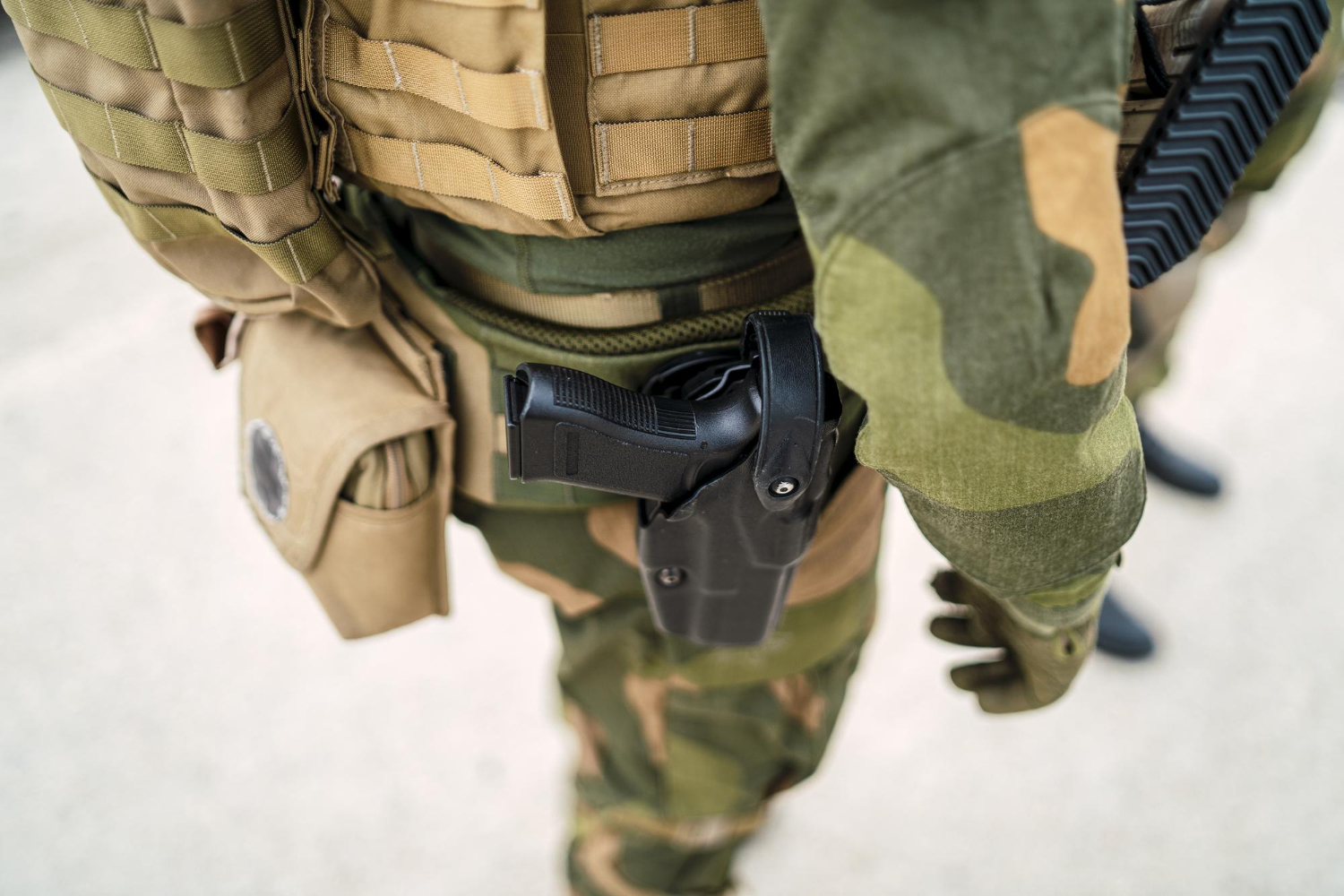 Leg Pistol Holsters: How to Choose the Right Drop-Leg Holster from a Tactical Defence Store