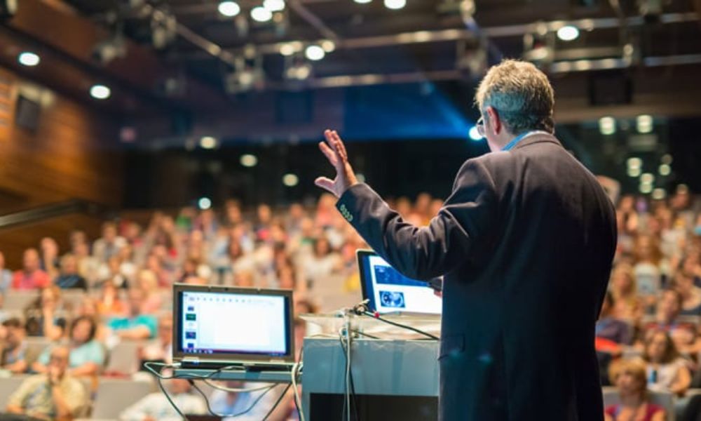 What Are the Key Features of a High-Quality Public Speaking Course